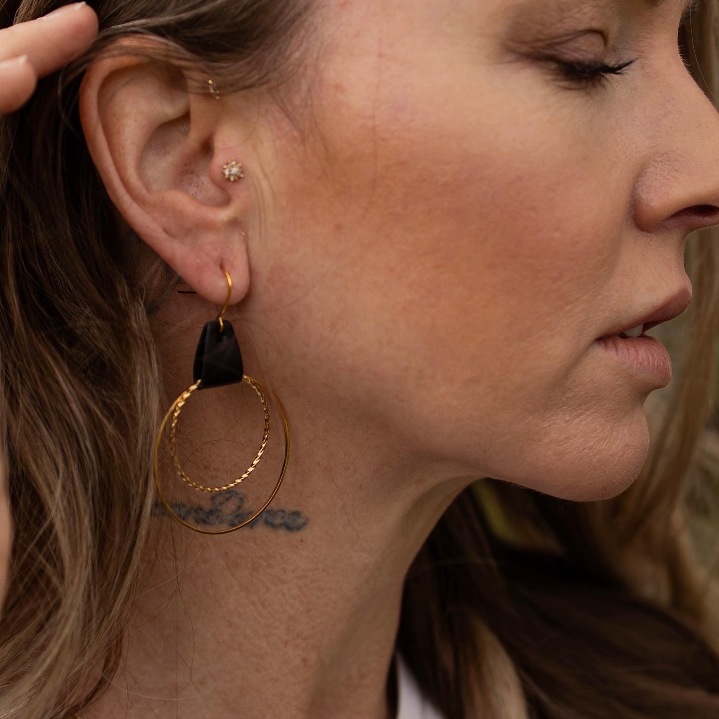 Double Hooped Earring w/ Spiral (black)